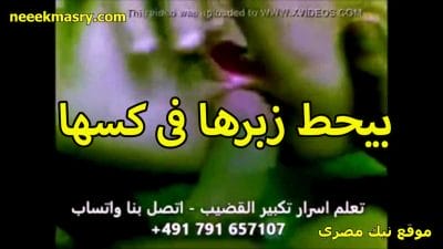 اللبوة فاتحة كسها بايدها نيك مصريه و بتقول لعشيقها يلا دخل زوبرك بس وحده وحده عمال يهيج فيها و يمشي زوبره علي ظنبورها و خرم طيزها