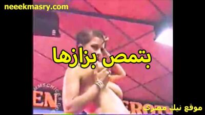 افجر حفلات قصص سكس في الهند الشرموطة طالعة قدام الرجاله بتستعرص جسمها وهي بترقص عريانة ملط وبتمص في بزازها المربربة