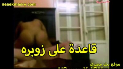 الشرموطة المربربة نيك مصري عنيف نزلت جوزها علي الشغل و جابت جارها الهايج ينكها و يمتع كسها المبطرخ نيك الشرموطة طلعت ركبت زوبره وفشخت كسها