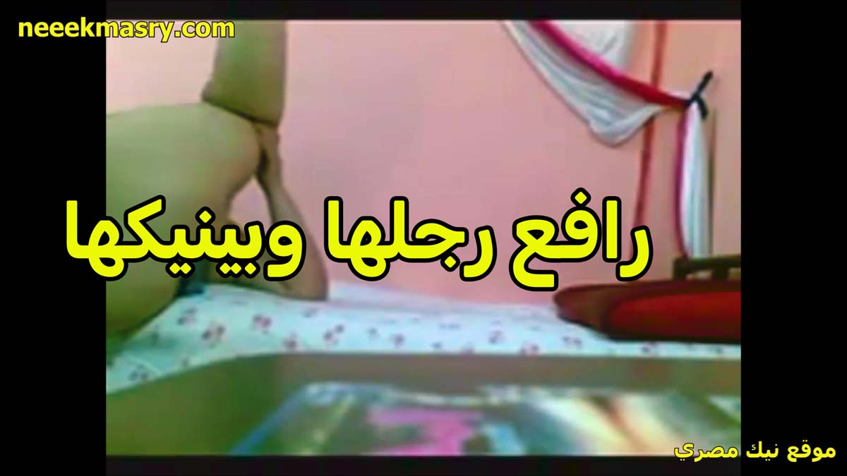رافع رجليها وبينيكها الخول سكس سعودي صاحب اخوها بيقولها احلى شرموطه كسها مولع بتقوله نيك وكيفني